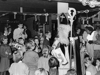 841291 Afbeelding van het bezoek van Sinterklaas en Zwarte Piet aan het Provinciehuis (Galileïlaan 15) te Utrecht, met ...